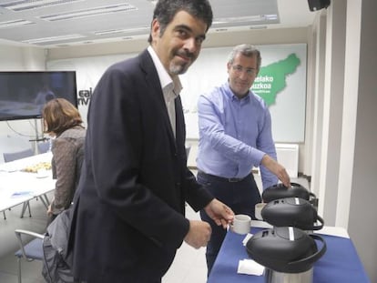 Eneko Goia y Markel Olano se sirven café en un desayuno informativo con periodistas.