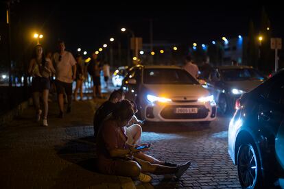 Personas esperando la cola de los VTC a la salida del festival Mad Cool, el 7 de julio de 2023.
