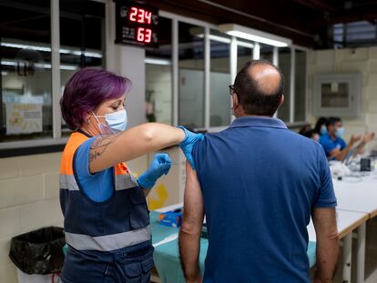 Una sanitaria administra la vacuna de Moderna en la Facultad de Matemáticas de la Universidad de Sevilla, este jueves.