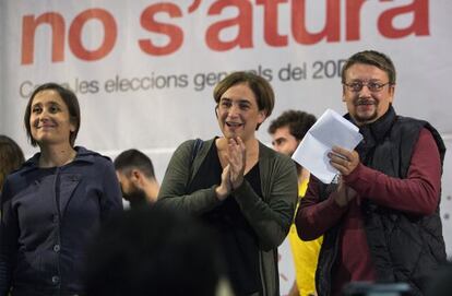 Ada Colau junto a Xavi Domènech y Marta Sibina en un acto de BComú.