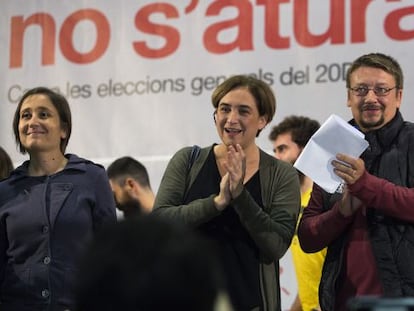 Ada Colau junto a Xavi Domènech y Marta Sibina en un acto de BComú.