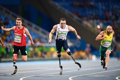 El australiano Scott Reardon (d), el danés Daniel Wagner (i) y el inglés Richard Whitehead compiten en los 100 m. 