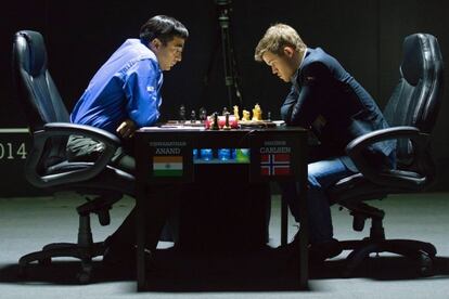 Los ajedrecistas Anand y Carlsen, en plena partida.