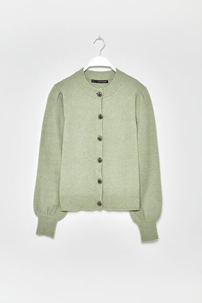 Ejecuta a la perfección el look romántico de aire vintage con esta chaqueta de botones joya y mangas abullonadas en un delicado verde menta. Es de Sfera y su precio es de 25,99 euros.