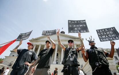 Varios manifestantes muestran carteles contra el Ku Klux Klan ante el Capitolio.