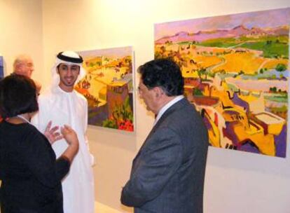 Visitantes de la exposición de arte hispanoamericano en Abu Dhabi