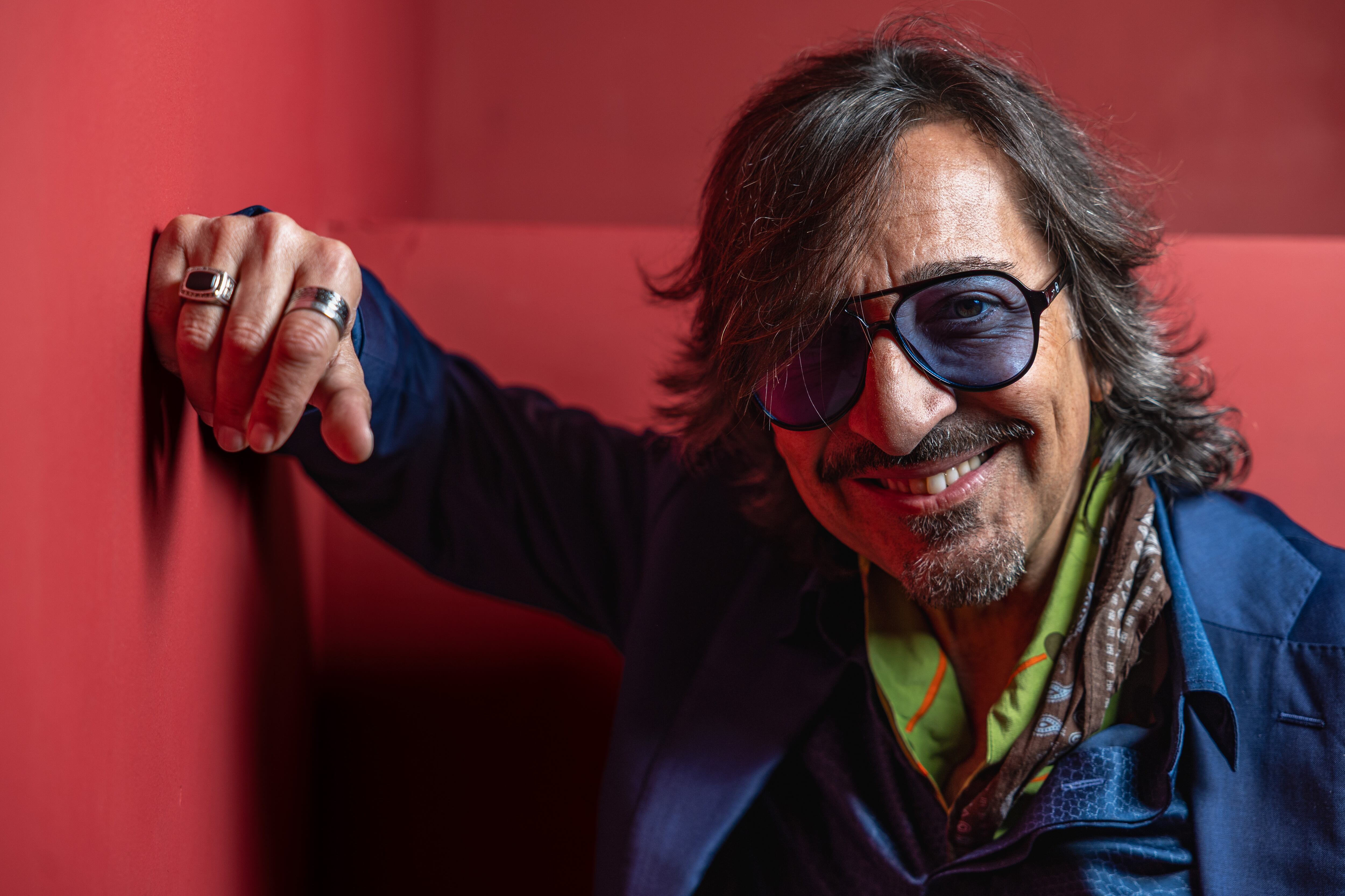 “Ahora es muy difícil dedicarse a la música, sobre todo para la gente joven”, reconoce Antonio Carmona: “Yo viví los noventa, que son los mejores que se pueden vivir en la música”.