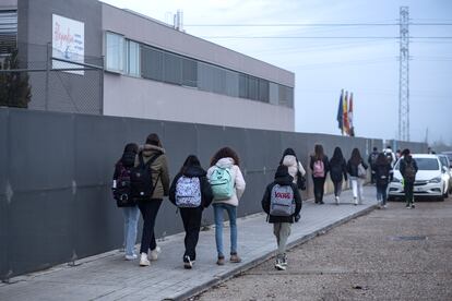 Alumnos del IES Alejandría, en Tordesillas (Valladolid), este martes.
