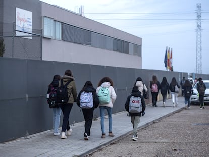 Alumnos del IES Alejandría, en Tordesillas (Valladolid), este martes.