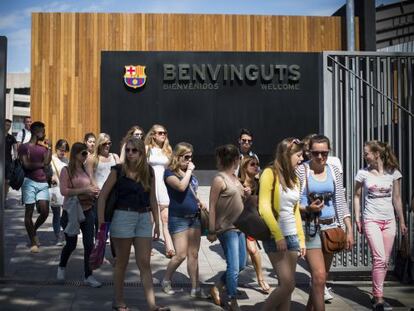 Un grupo de turistas en el museo del F. C. Barcelona.