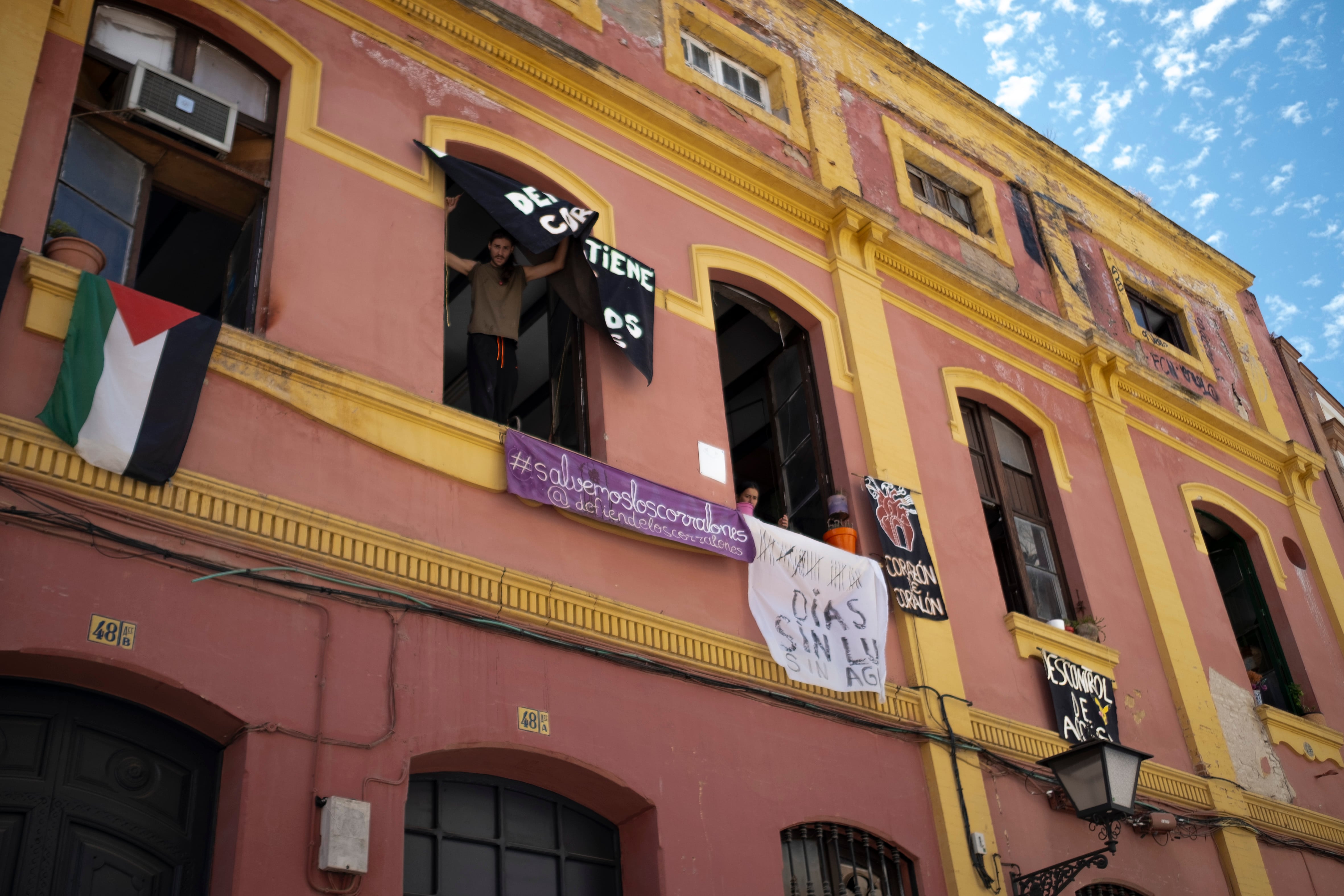 Exterior de los corralones de la calle Castellar en Sevilla, este lunes.