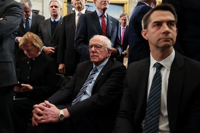 Bernie Sanders (centro, sentado), en la toma de posesión de Trump.