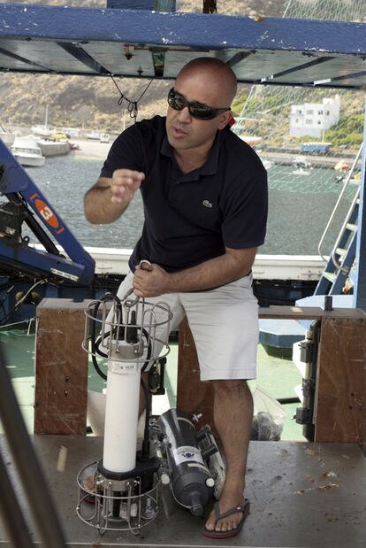 Carlos Barreda es el coordinador del equipo de investigadores que zarpan a bordo del buque Profesor Ignacio Lozano. Recogerán muestras con instrumentos como el que enseña en la fotografía, y realizarán análisis de las aguas sobre la mancha del foco de la erupción volcánica submarina.