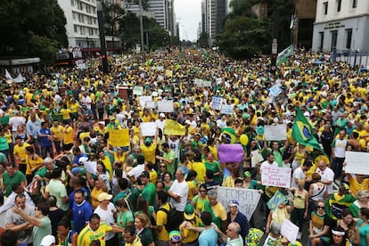 El país entró en combustión y se realizaron manifestaciones en contra de la presidenta después de anunciase un aumento de las tarifas y un ajuste fiscal para poner las cuentas en orden. El 15 de marzo una catarsis popular sorprendió al Gobierno Rousseff, con miles de brasileños convocados por los movimientos antiPT en casi todos los Estados del país. A esto se sumaron las noticias sobre la corrupción del partido, que aumentaron la presión a la presidenta en las calles. Los gritos de “¡Fuera Dilma!” anunciaban la efervescencia por el impeachment, que evolucionó a lo largo del año en nuevas protestas multitudinarias, que se repitieron en abril, agosto y diciembre. La polarización creció y personas vinculadas al Gobierno o figuras públicas en contra del rechazo al PT comenzaron a ser hostilizados públicamente en las calles.