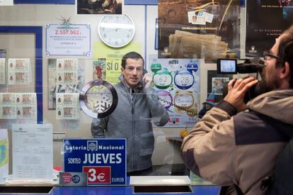 Pedro V. Ocio, titular de la administracion de loteria número 5 en la calle Canciller Ayala de Vitoria-Gasteiz, donde se ha vendido uno de los décimos premiados con el segundo premio del sorteo extraordinario de la lotería de El Niño, celebrado este sábado y dotado con 250.000 euros por serie (25.000 euros al décimo), ha recaído en el número 18.842.
