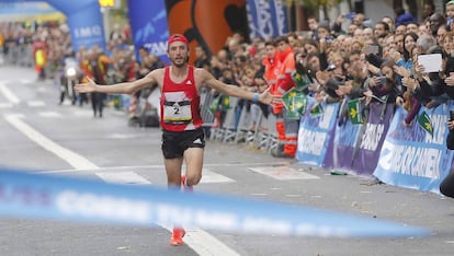 El atleta Carles Castillejo cruza la meta en San Sebastián