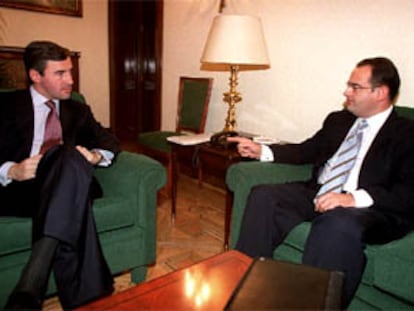 El ministro del Interior, Ángel Acebes (izquierda), ayer con el consejero vasco, Javier Balza.
