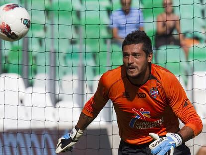 Munúa sale a por la pelota en un partido contra el Betis.