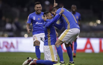 Juninho celebra su gol junto a Gignac.