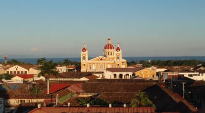 La ciudad de Granada, con la catedral y el lago Nicaragua al fondo.