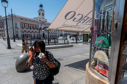Una mujer en la Puerta del Sol se refresca con un helado, este lunes en Madrid.