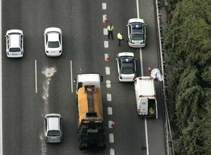 Vista aérea del kilómetro 19,500 de la autovía de Andalucía. A la derecha, el motorista fallecido.