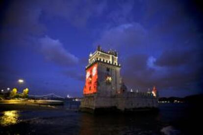 Fotografía facilitada por el club Rotary de la emblemática torre de Belem de la capital lusa, iluminada con el mensaje "End Polio Now" (Acabar con la polio ya), como parte de una campaña contra la poliomielitis.