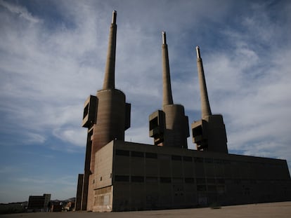 La antigua central térmica de Sant Adrià del Besòs, con las Tres Chimeneas y la sala de turbinas. El PDU prevé que las 32 hectáreas que rodean el conjunto se conviertan en un nuevo barrio.