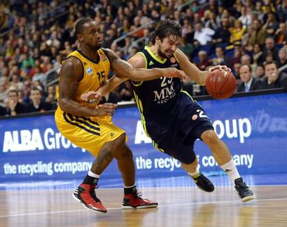 Llull supera la defensa de Foster