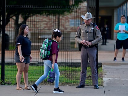 Estudiantes llegan a una primaria en Uvalde, Texas, protegida por policías en el primer día de escuela, el 6 de septiembre 2022.