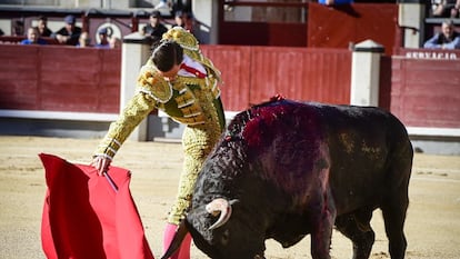 Un muletazo con la mano derecha de Diego Bastos a su primer novillo.