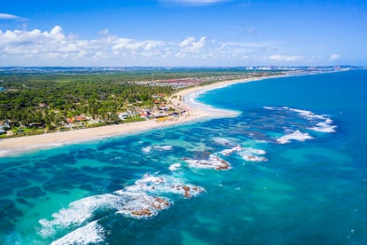 Playa de Muro Alto (Porto de Galinhas, Brasil). Este lugar es conocido por la tranquilidad que profesa y es popular por sus formaciones de piscinas naturales. La exuberante vegetación rodea la extensa arena blanca y el agua sin olas crea una atmósfera relajante. "Practica kayak, surf de remo o esnórquel en el arrecife de coral, o date un chapuzón en el tranquilo océano", es la recomendación de Tripadvisor.