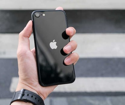 iPhone SE de Apple con trasera de color negro