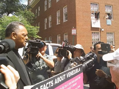 El reverendo Jesse Jackson fuera de la embajada de Venezuela en Washington.