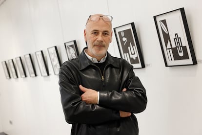El artista Pedro Molina en su exposición 'Trazos esenciales' inaugurada en Sevilla este jueves.