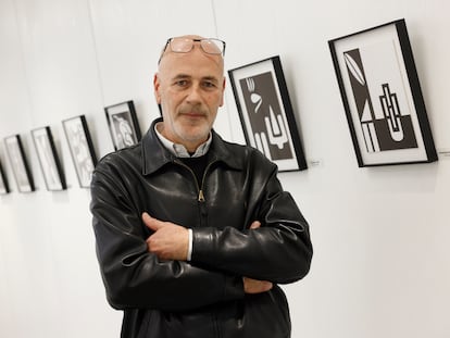 El artista Pedro Molina en su exposición 'Trazos esenciales' inaugurada en Sevilla este jueves.