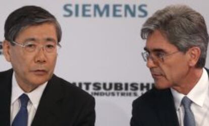 Los responsables de Mitsubishi Heavy Industries y de Siemens, Shunichi Miyanaga y Joe Kaeser, respectivamente, el pasado 17 de junio en Par&iacute;s.