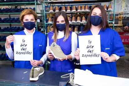 Tres operarias en la fábrica de Elche (Alicante). La marca apuesta por fomentar el empleo de la mujer en la comarca, de gran tradición zapatera.