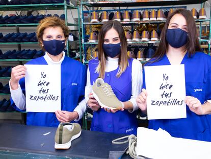 Tres operarias en la fábrica de Elche (Alicante). La marca apuesta por fomentar el empleo de la mujer en la comarca, de gran tradición zapatera.