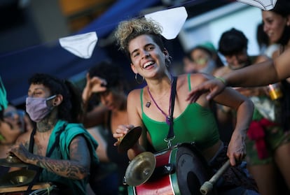 Este jueves, miles de personas protestaron a favor y en contra del aborto legal. La policía dividió ambos bandos para evitar choques.