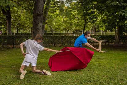 Adentrarse por las praderas verdes del parque es ir cambiando de escenario, tan pronto estás en una pista de patinaje como en una ficticia plaza de toros en la que entrenar para convertirse en diestro.