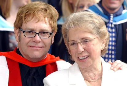 Elton John y su madre Sheila Farebrother, en 2002.