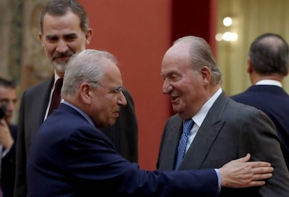 Juan Carlos I conversa con Alfonso Guerra en el Palacio de El Pardo ante Felipe VI.