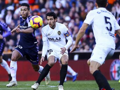 Anuar y Parejo pugnan por un balón.