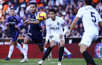 Anuar y Parejo pugnan por un balón.