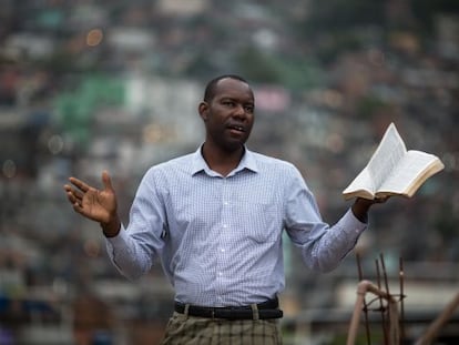 O pastor Abelardo Lino pregando na Rocinha.