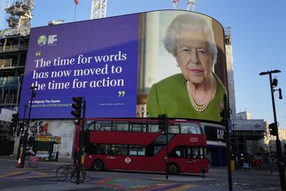 Una imagen de la reina Isabel II de Gran Bretaña y una cita tomadas de su discurso a los delegados de la COP26 en las luces de Piccadilly Circus, en Londres, Reino Unido.
