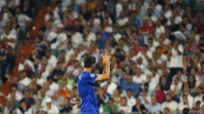 Morata aplaude al público del Bernabéu.