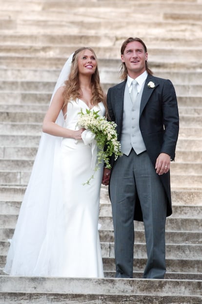 Ilary Blasi y Francesco Totti, el día de su boda el 19 de junio de 2005 en la basílica de Santa María en Aracoeli, en Roma.
