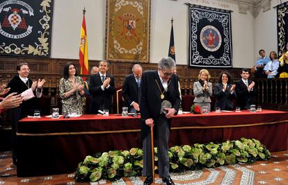 El poeta mexicano saluda al público reunido en el Paraninfo de la Universidad de Alcalá.